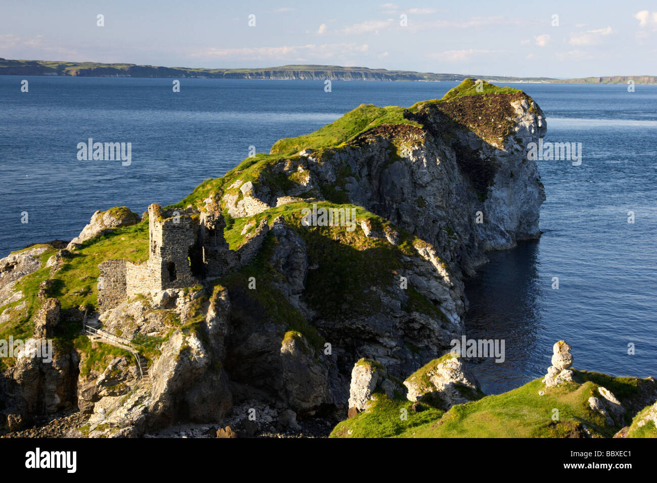 Il castello di kinbane e kinbane testa bianca in un terreno non lavorato con l'moyle mare e l'isola di Rathlin nel background North County Antrim coast Foto Stock
