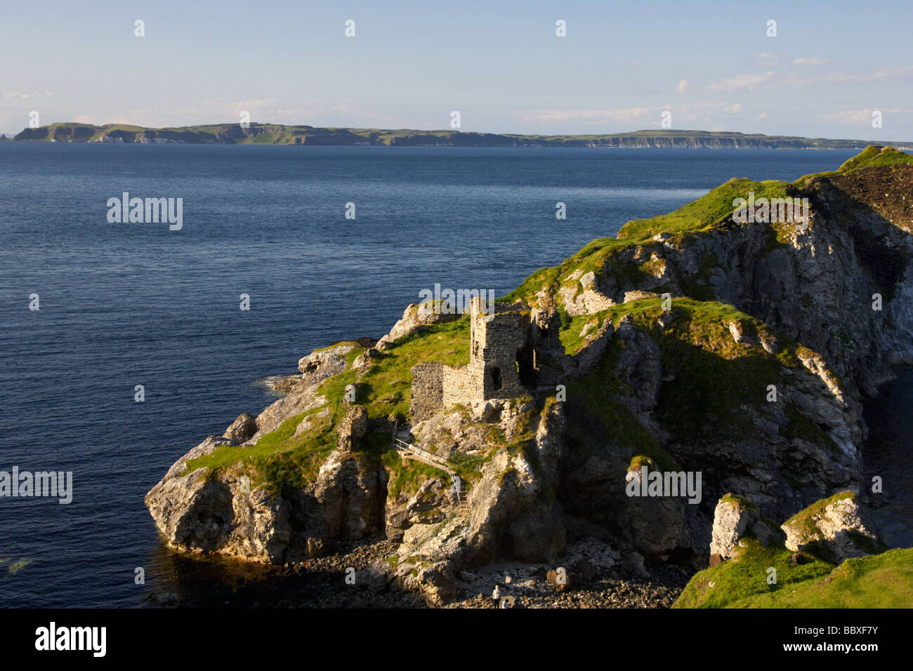 Il castello di kinbane e kinbane testa bianca in un terreno non lavorato con l'moyle mare e l'isola di Rathlin nel background North County Antrim coast Foto Stock