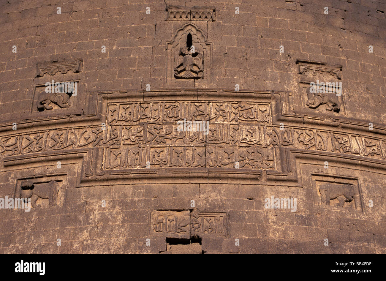 Bassorilievi e statue di Selgiuchidi sulla torre della fortezza di Diyarbakir Turchia Foto Stock