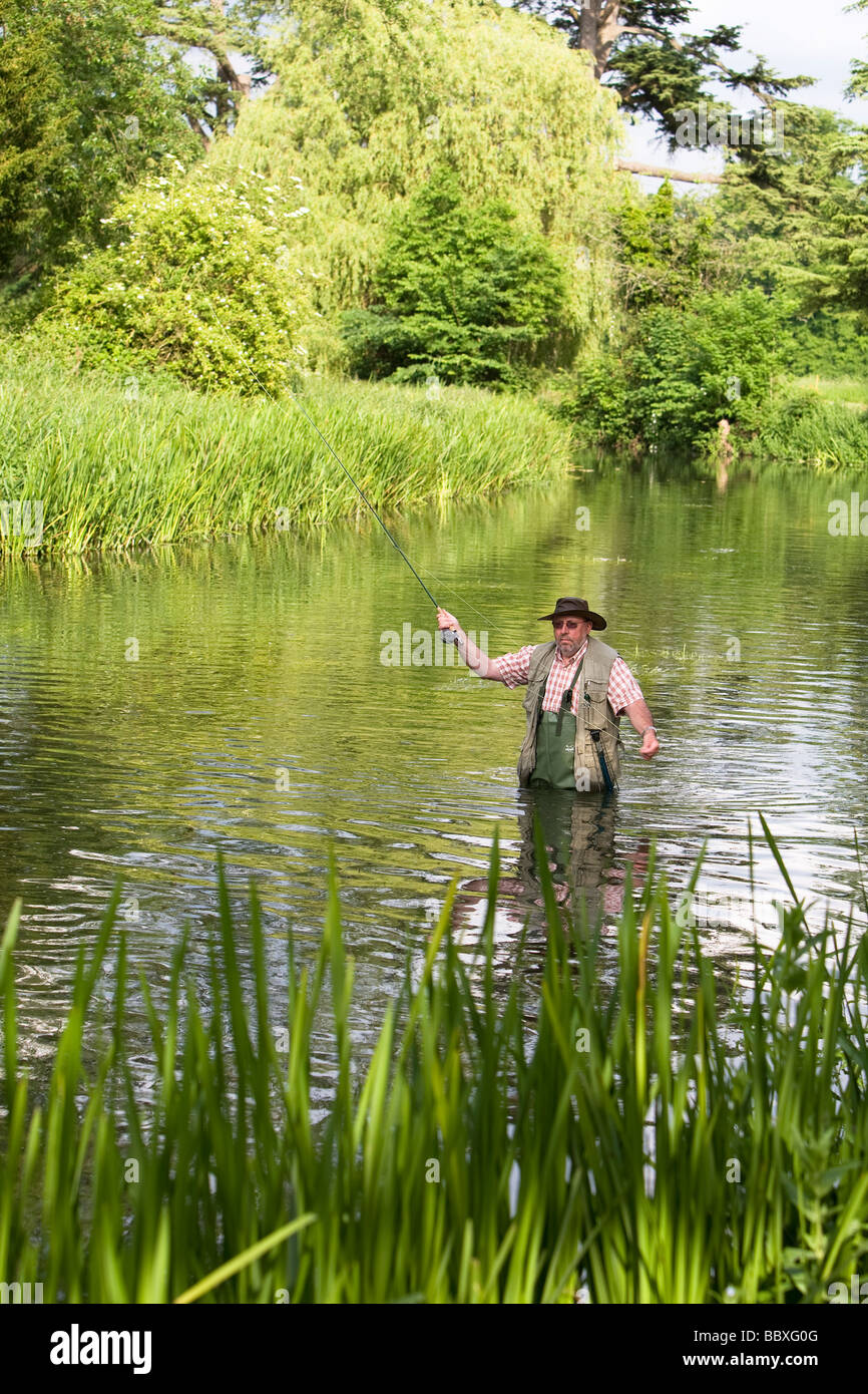 Fly fisherman colata nel fiume di trota Foto Stock