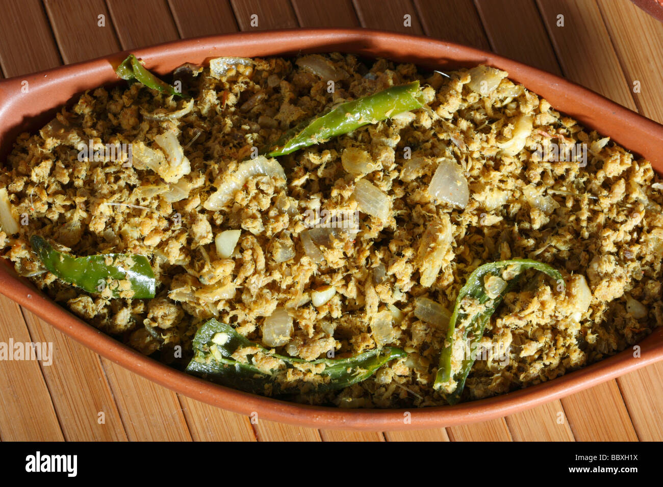 Puttu di pesce è un piatto dal Kerala fatta con lo Squalo e il re pesce con uova strapazzate Foto Stock