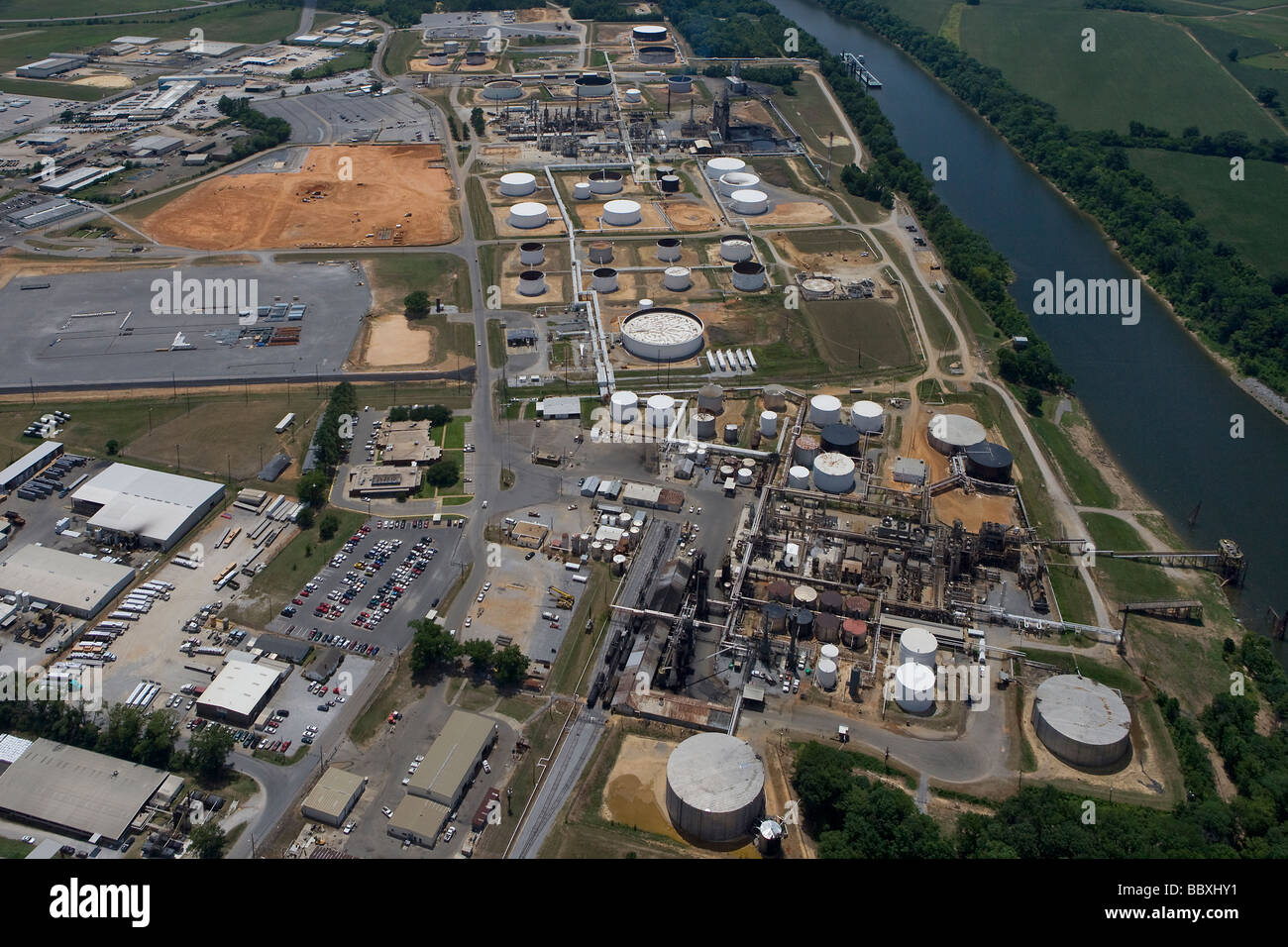 Vista aerea sopra Hunt Refining Company, Tuscaloosa, Alabama adiacente al guerriero nero fiume Foto Stock