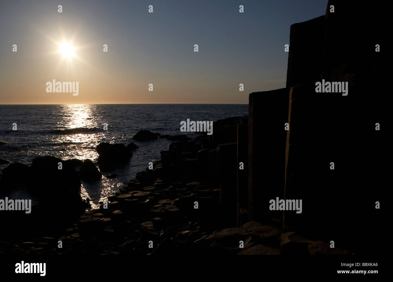 Sole che splende su giants causeway County Antrim coast Irlanda del nord Europa Regno Unito Foto Stock