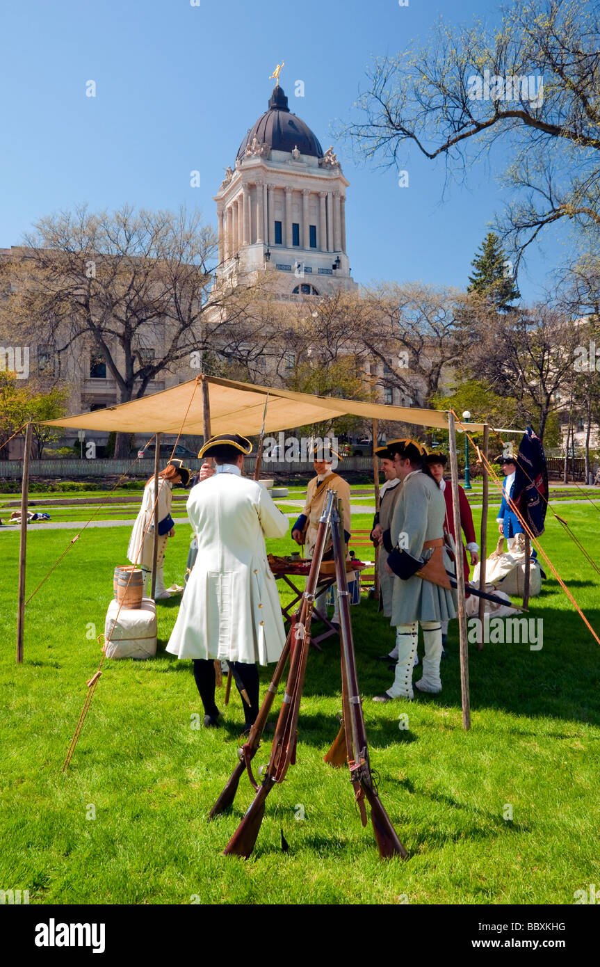 Una storia viva associazione evento con gli attori in abito di periodo e la cupola della Manitoba Legislative Building. Foto Stock