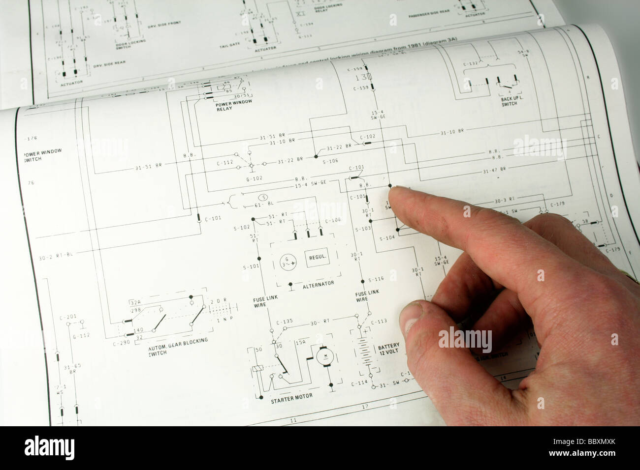 L'uomo con riferimento a schema elettrico Foto Stock