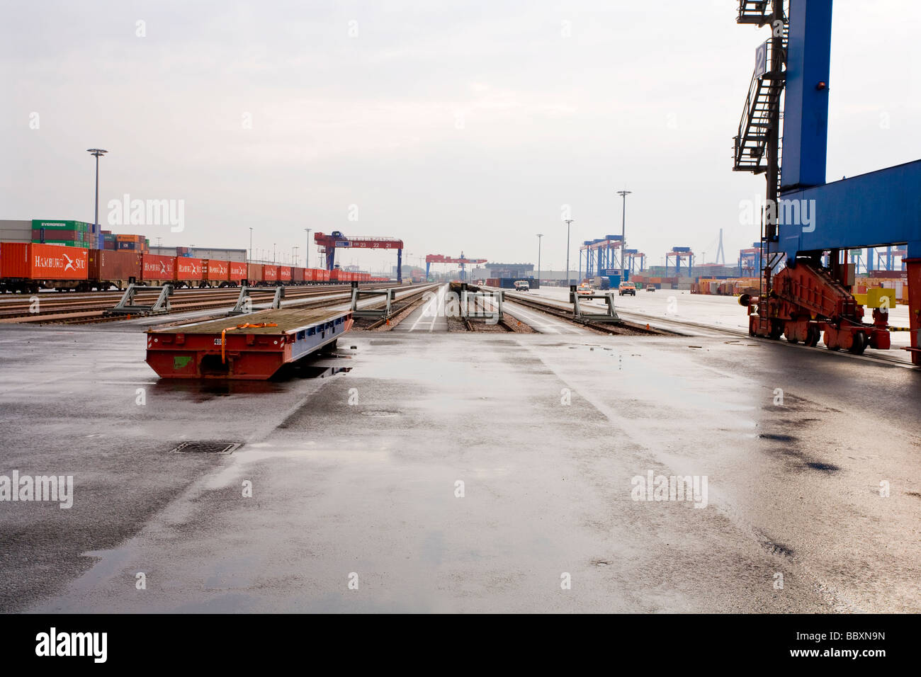 Intermodali di nave-ferrovia trasporto container su una porta di rete ferroviaria in attesa di transito. Foto Stock