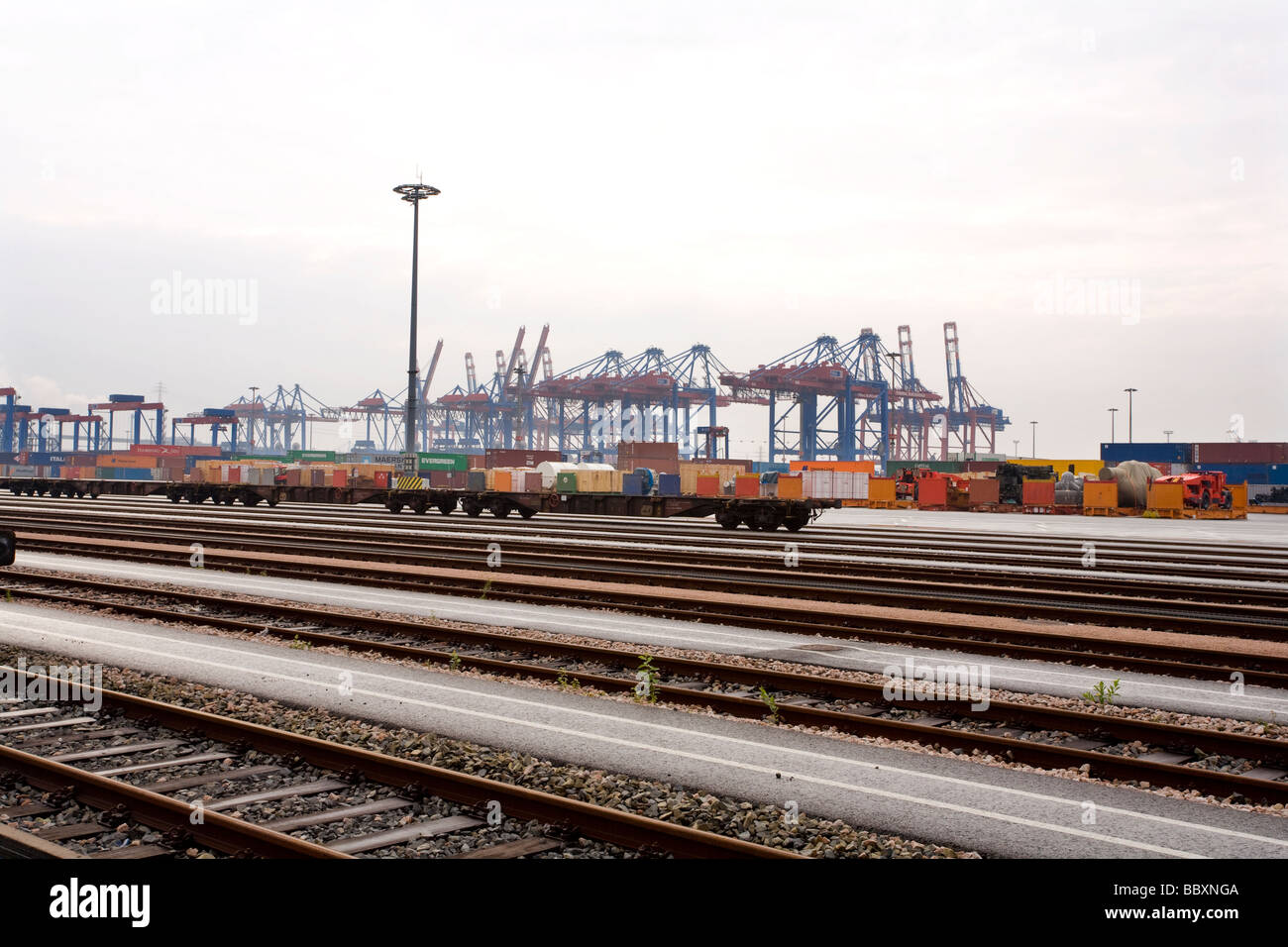 Intermodali di nave-ferrovia trasporto container su una porta di rete ferroviaria in attesa di transito. Foto Stock