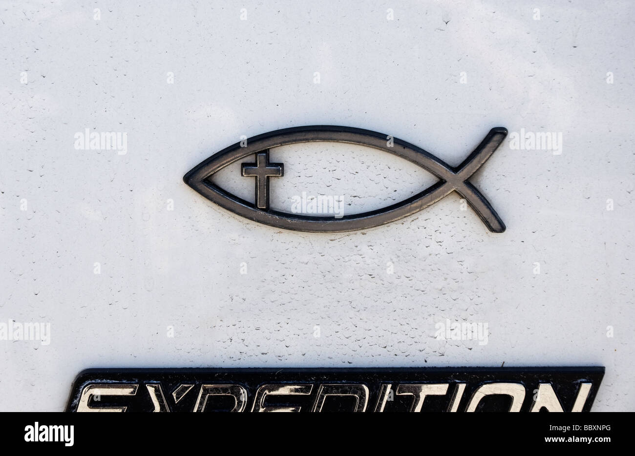 Christian emblema di pesce con interno a croce sulla parte esterna di auto Foto Stock