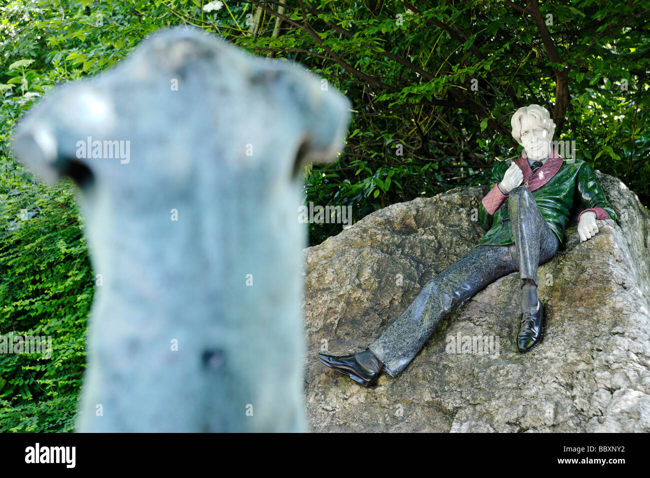 Oscar Wilde omaggio dello scultore Danny Osborne in Merrion Square park a Dublino Repubblica di Irlanda Foto Stock