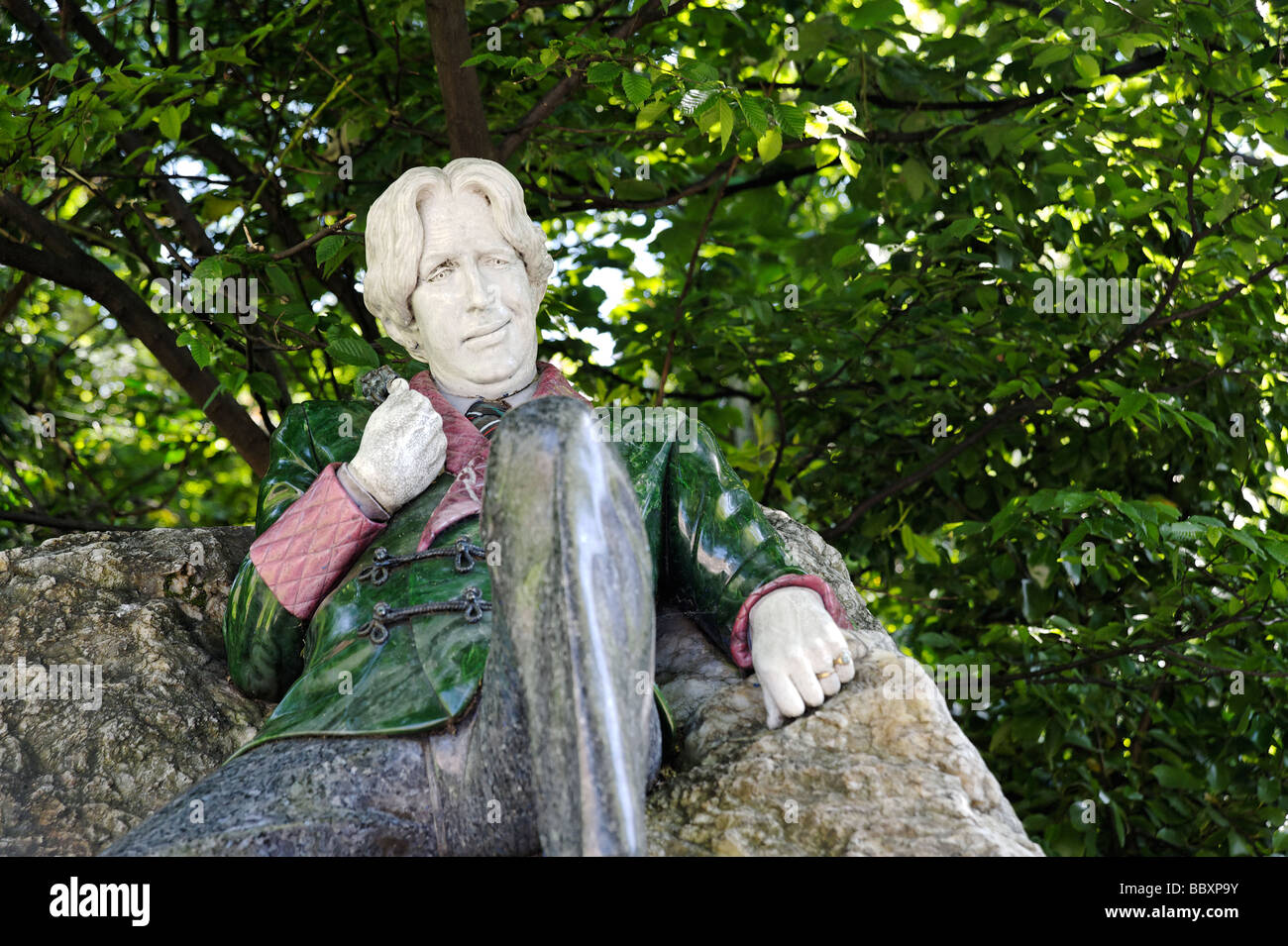 Oscar Wilde omaggio dello scultore Danny Osborne in Merrion Square park a Dublino Repubblica di Irlanda Foto Stock
