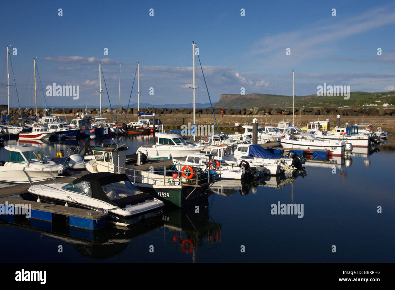 Ballycastle porto e marina con fair head in background nella contea di Antrim Irlanda del Nord Regno Unito Foto Stock