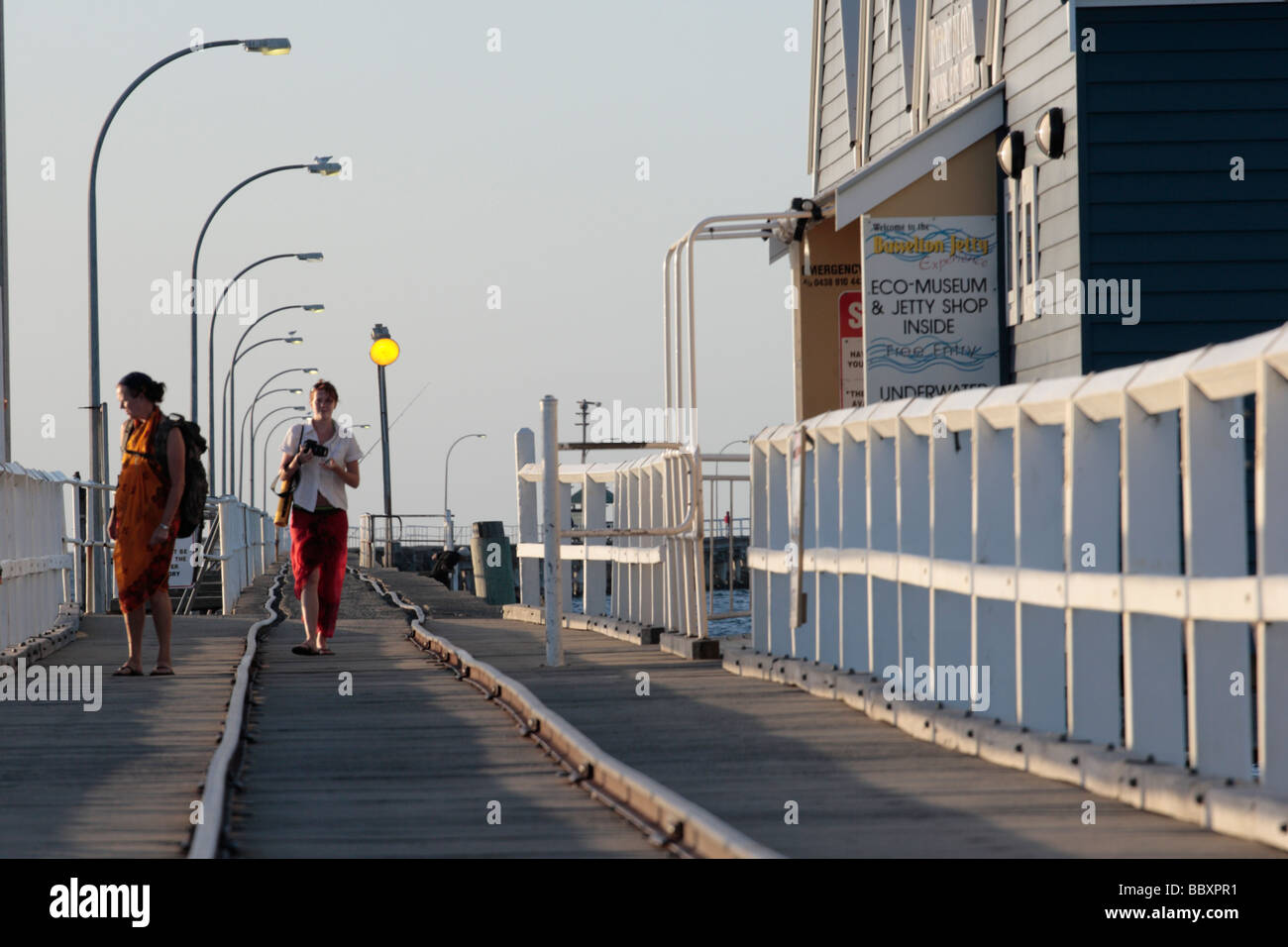 Giovani vacanzieri su Busselton Jetty in Australia Occidentale Foto Stock