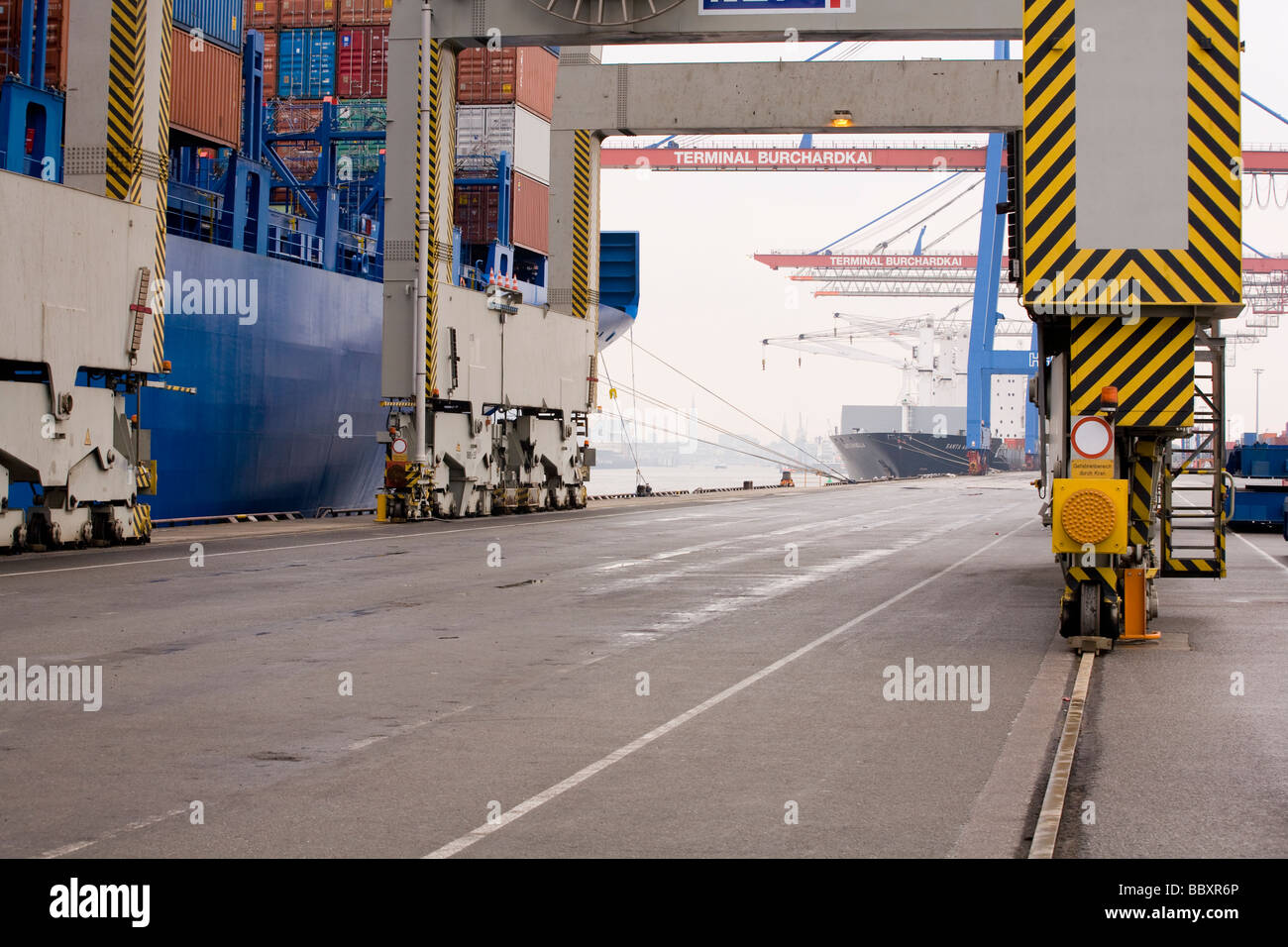 Base di un contenitore inveito gru portuale. Foto Stock