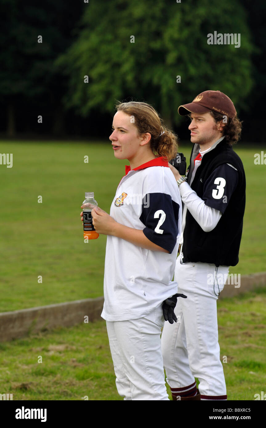 Due persone che guardano la partita di polo, REGNO UNITO Foto Stock