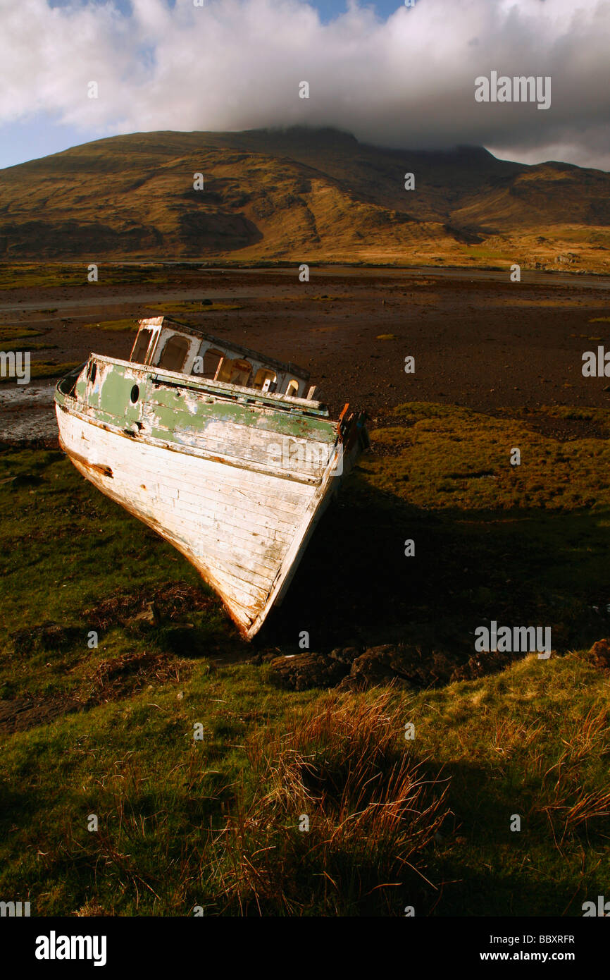 Barca abbandonati sulle rive di Loch Scridain,Pennyghael,Isle of Mull,highlands,la Scozia occidentale,UK. Foto Stock