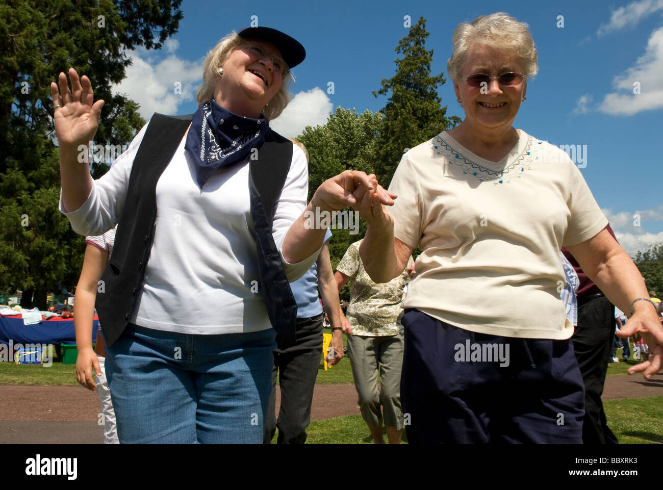 Le donne anziane line dancing a Wild West Show giorno, giardini pubblici, Alton, HAMPSHIRE REGNO UNITO Foto Stock