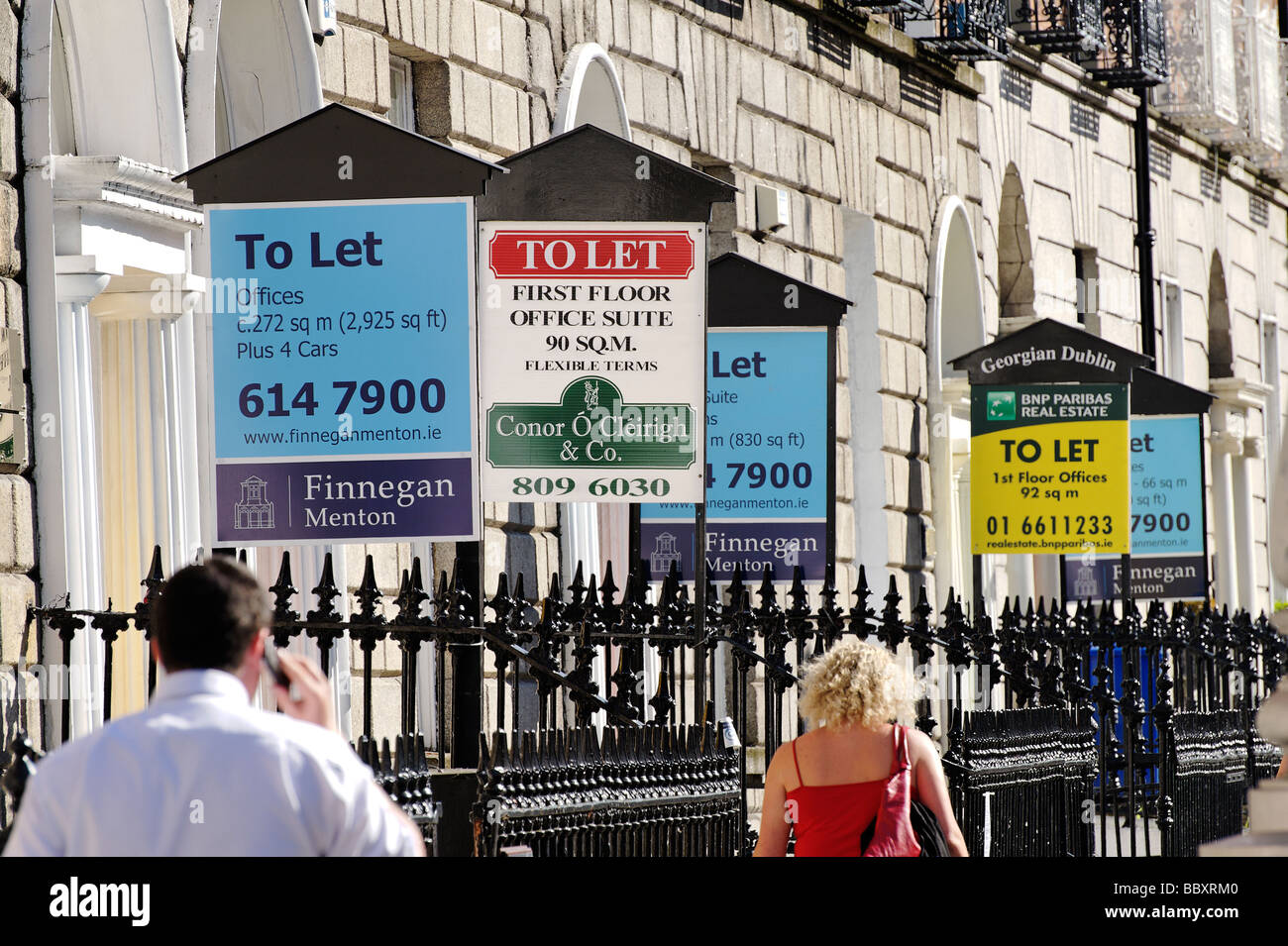 Agenti immobiliari a lasciare segni nel centro di Dublino Repubblica di Irlanda Foto Stock