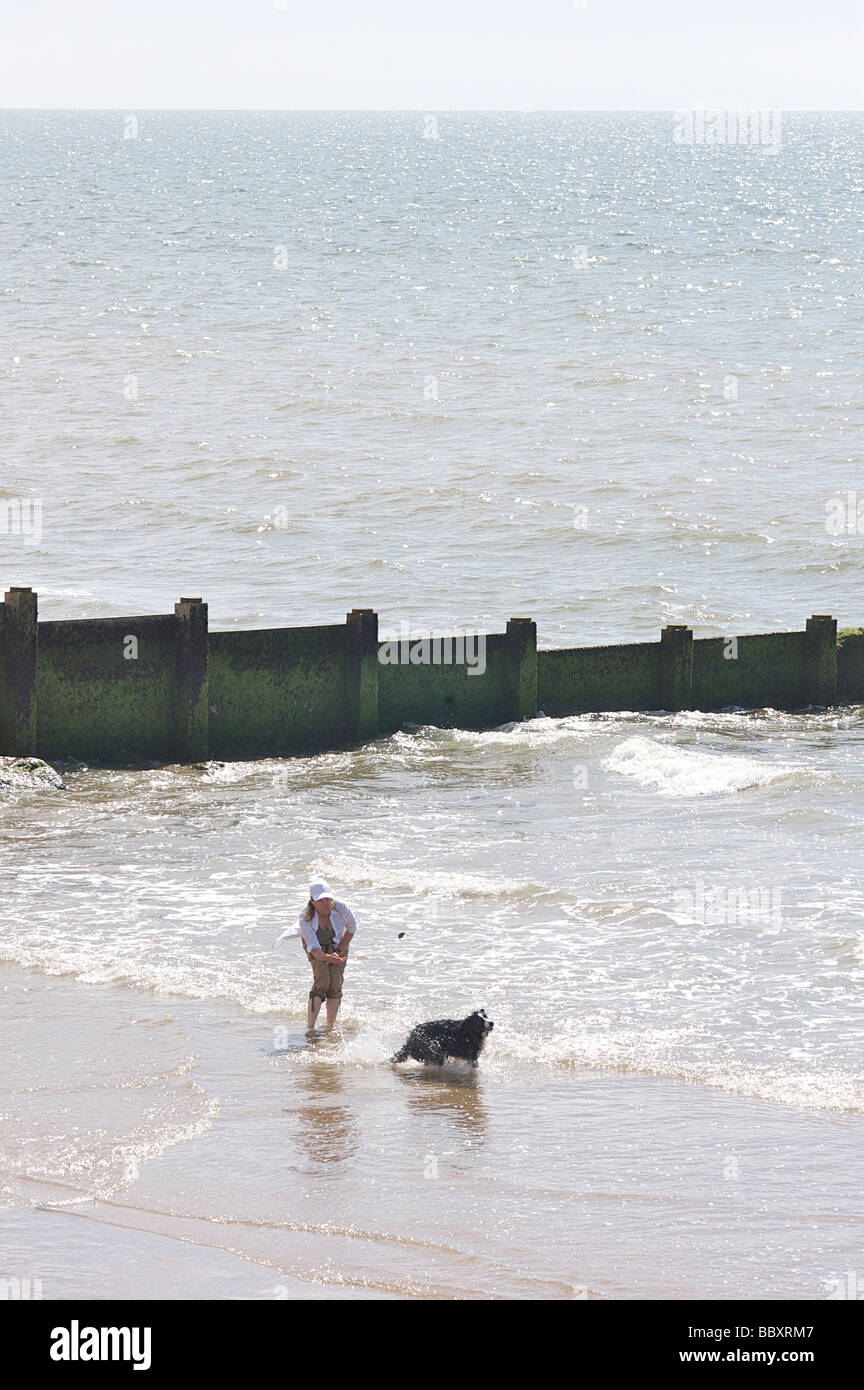 Donna e cane in mare a Cleveleys,UK Foto Stock