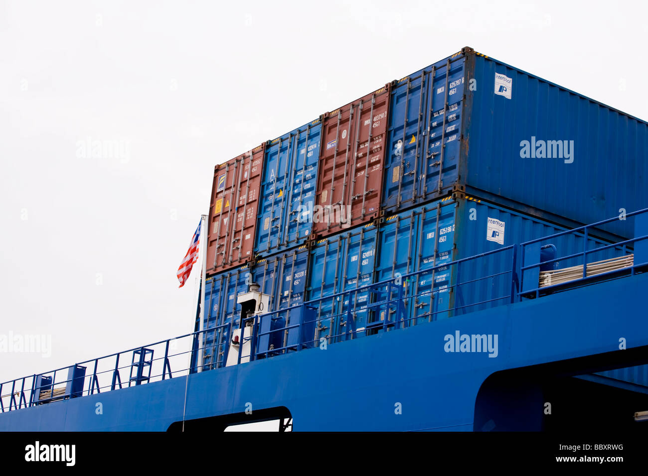 Contenitori a bordo di un container agganciato attendono di essere scaricati. Foto Stock