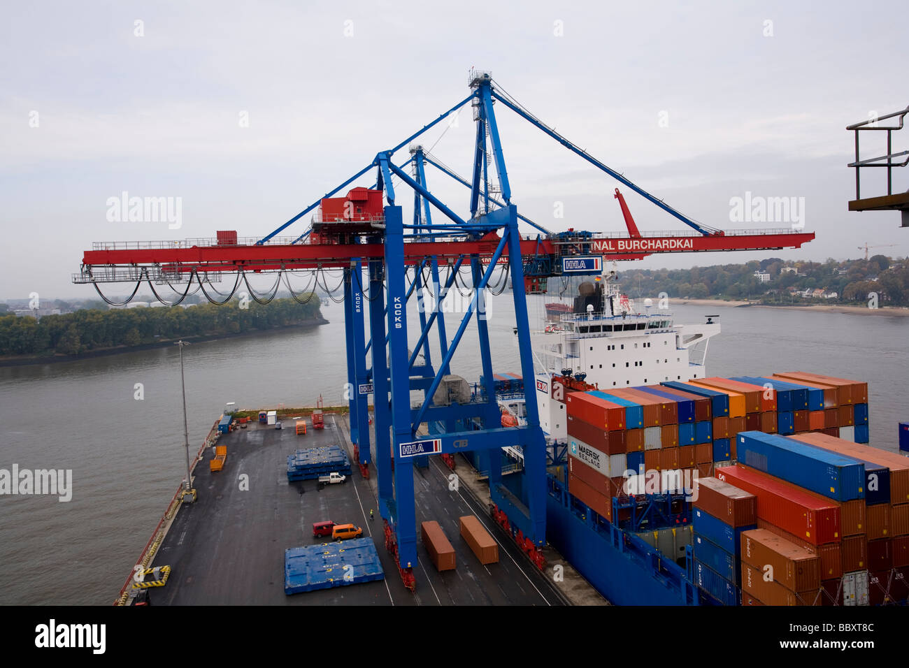 Una vista dall'alto della gru Post-Panamax lo scarico di container in un porto europeo. Foto Stock