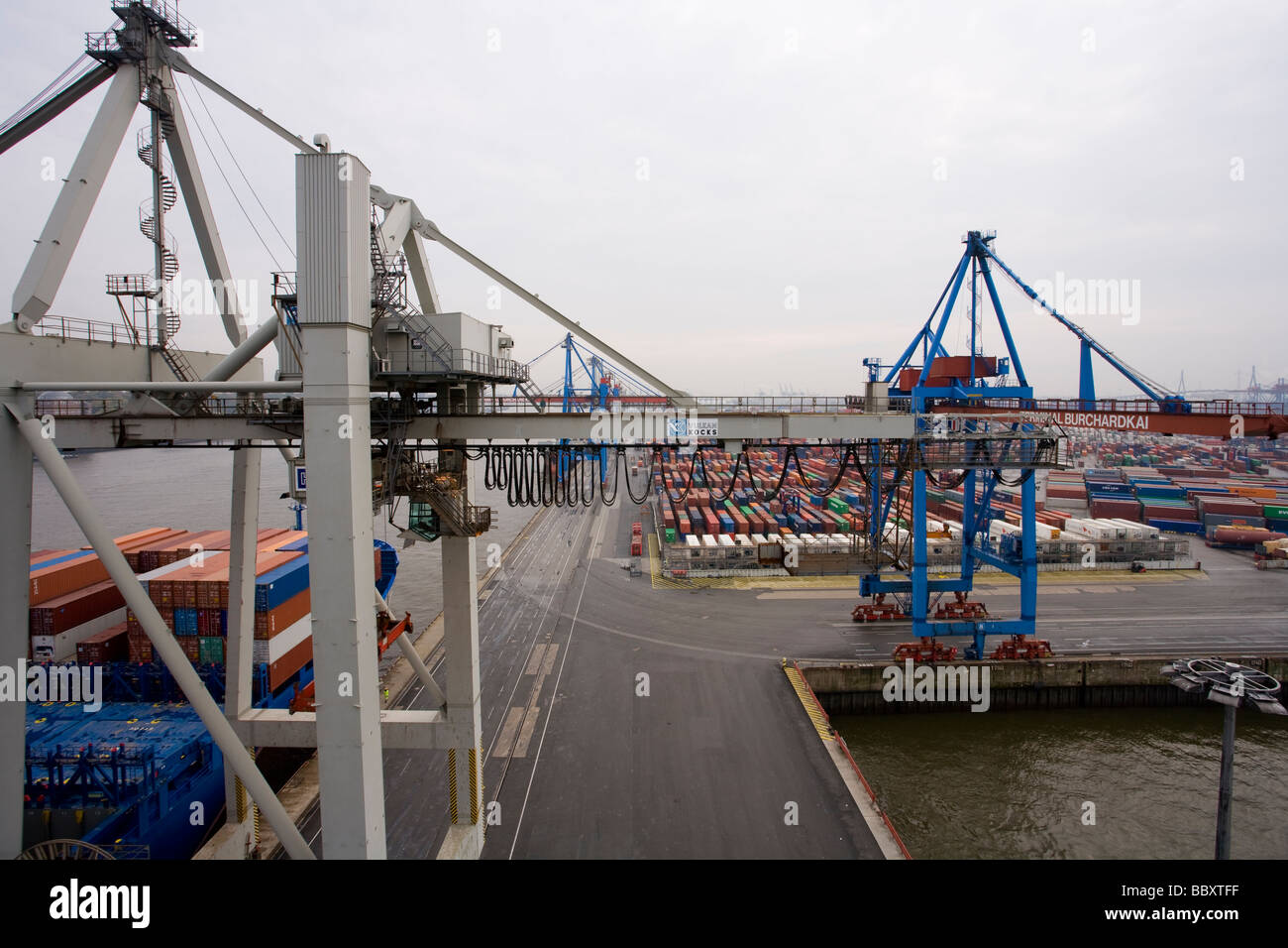 Una vista dall'alto della gru Post-Panamax lo scarico di container in un porto europeo. Foto Stock