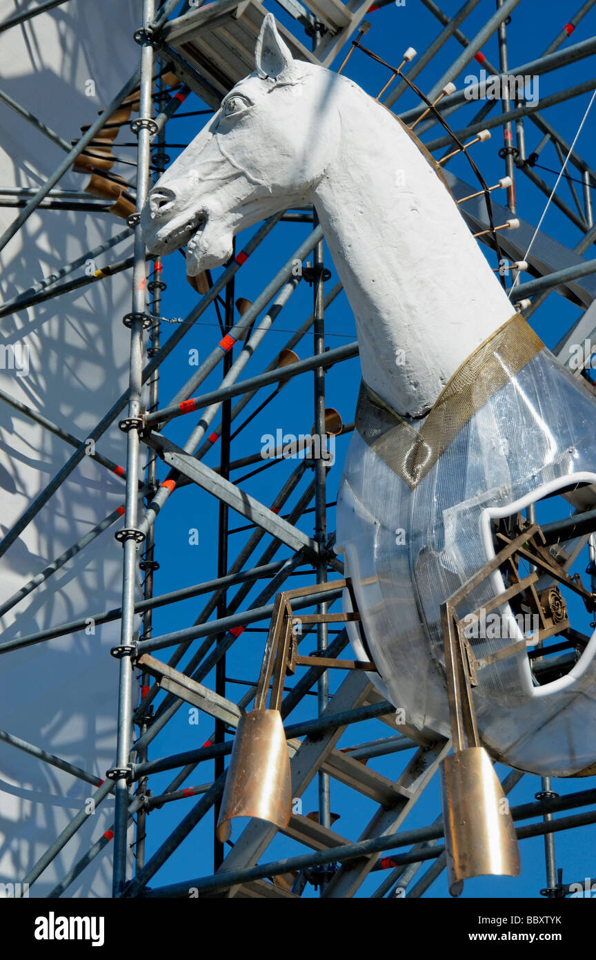 La meccanica del cavallo bianco come decorazione sul cielo blu sullo sfondo Foto Stock