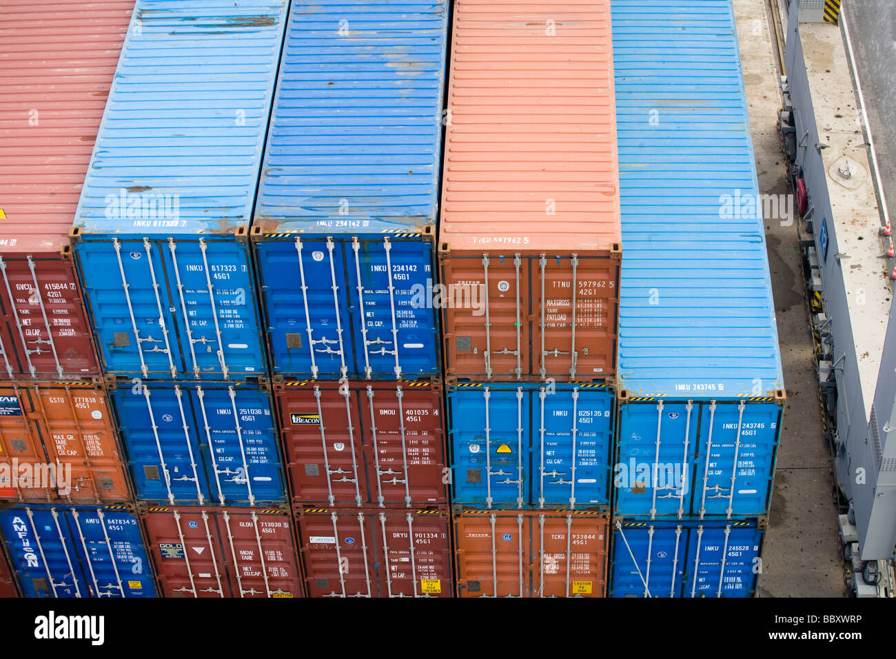 Contenitori a bordo di un container agganciato attendono di essere scaricati. Foto Stock