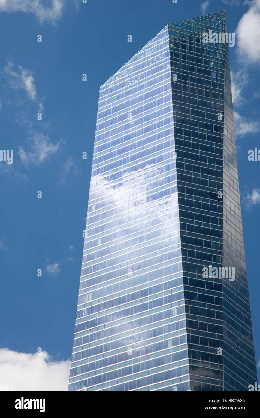 Le nuvole riflettono in Windows del grattacielo moderno, Madrid, Spagna Foto Stock