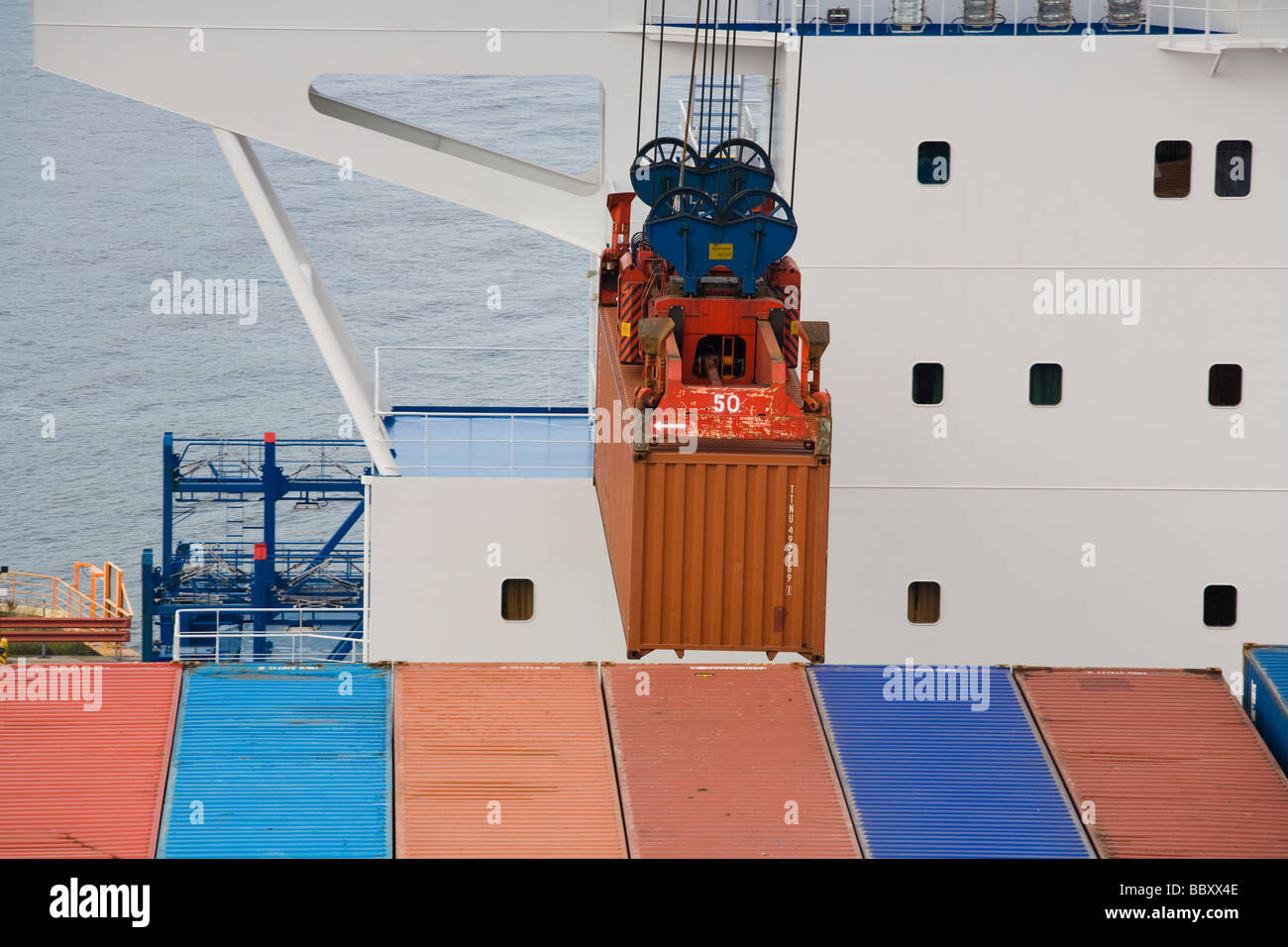 Una gru Post-Panamax scarica i contenitori ad un porto europeo. Foto Stock