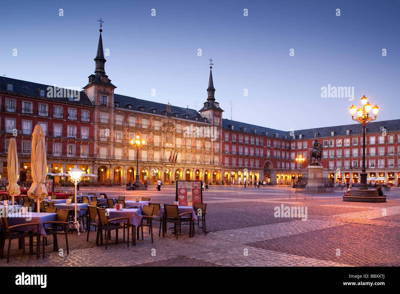 Plaza Mayor illuminato con caffetterie, Madrid, Spagna Foto Stock