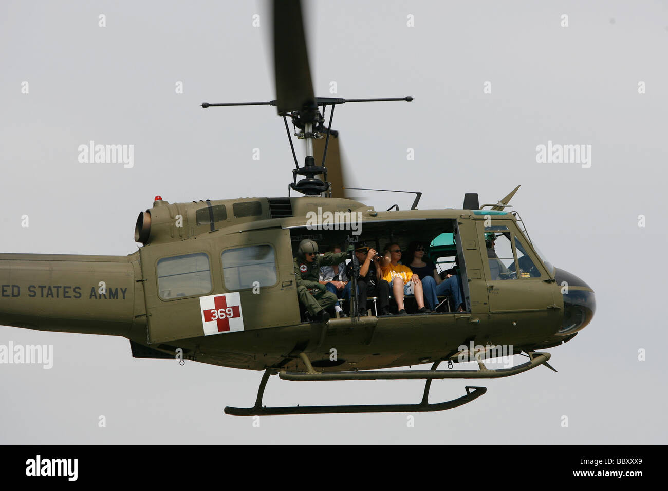 Un Vietnam era UH-1 Huey elicottero vola durante un Vietnam Veterans reunion in Kokomo, Indiana. Foto Stock