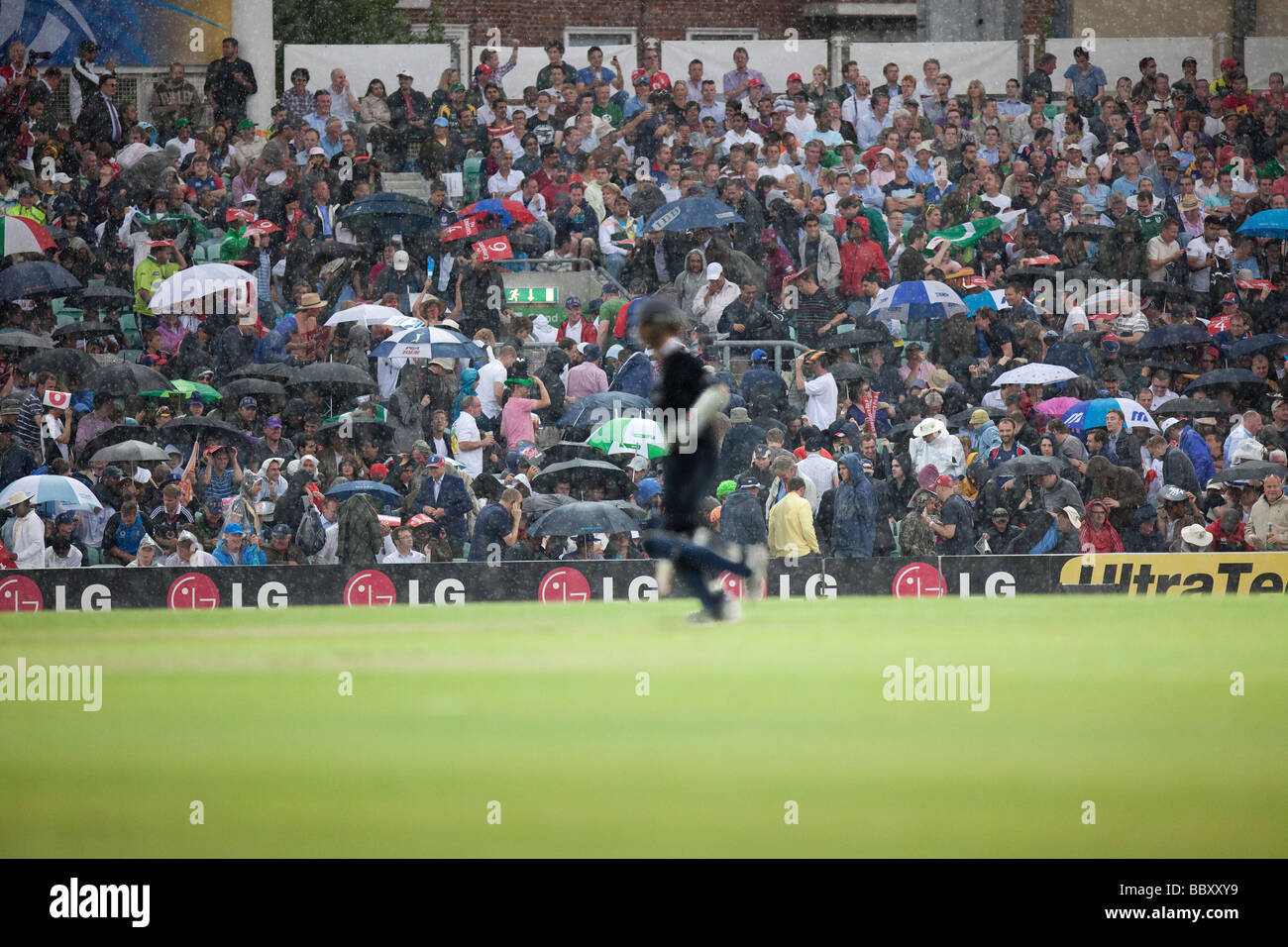 Paul Collingwood lascia il campo a causa della pioggia England v West Indies - ICC venti20 World Cup Super Eights corrispondono al ovale. Foto Stock
