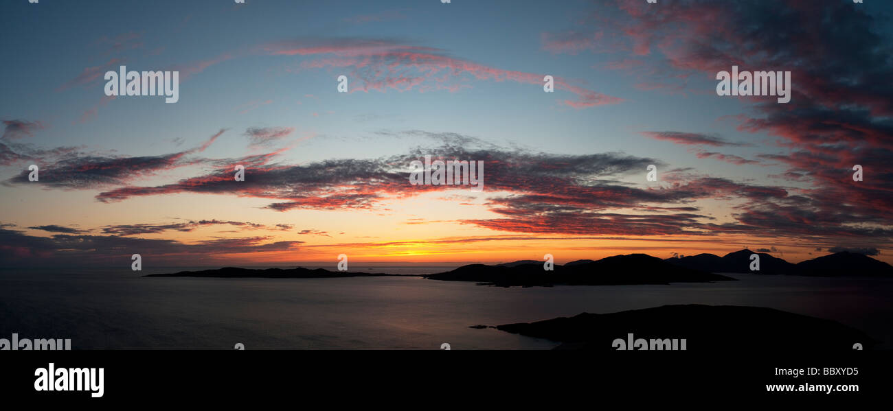 Sunset over Taransay Isola, Isle of Harris, Ebridi Esterne, Scozia, panoramica Foto Stock