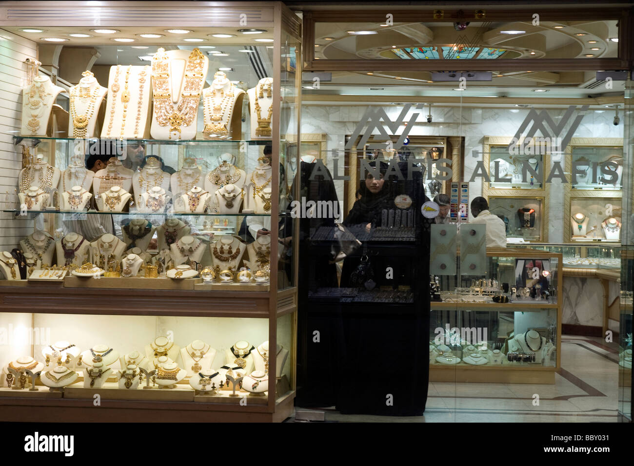 Uno dei molti negozi di gioielli allinterno del Dubai famoso souk dell'oro Foto Stock