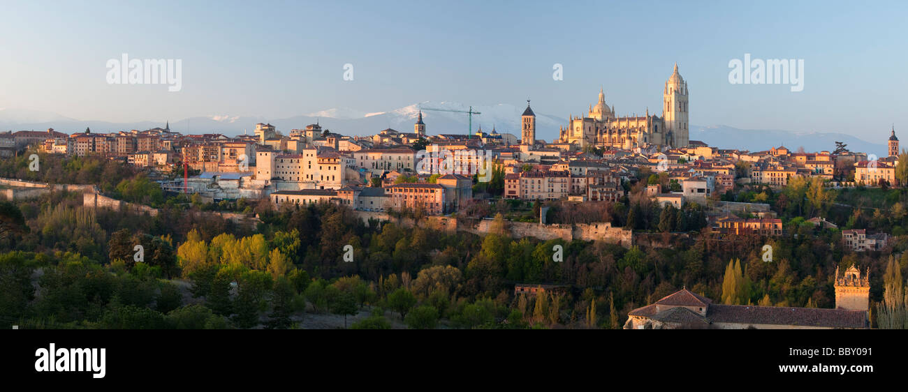 Castello di Segovia e Duomo circondato da montagne innevate, Segovia, Spagna Foto Stock