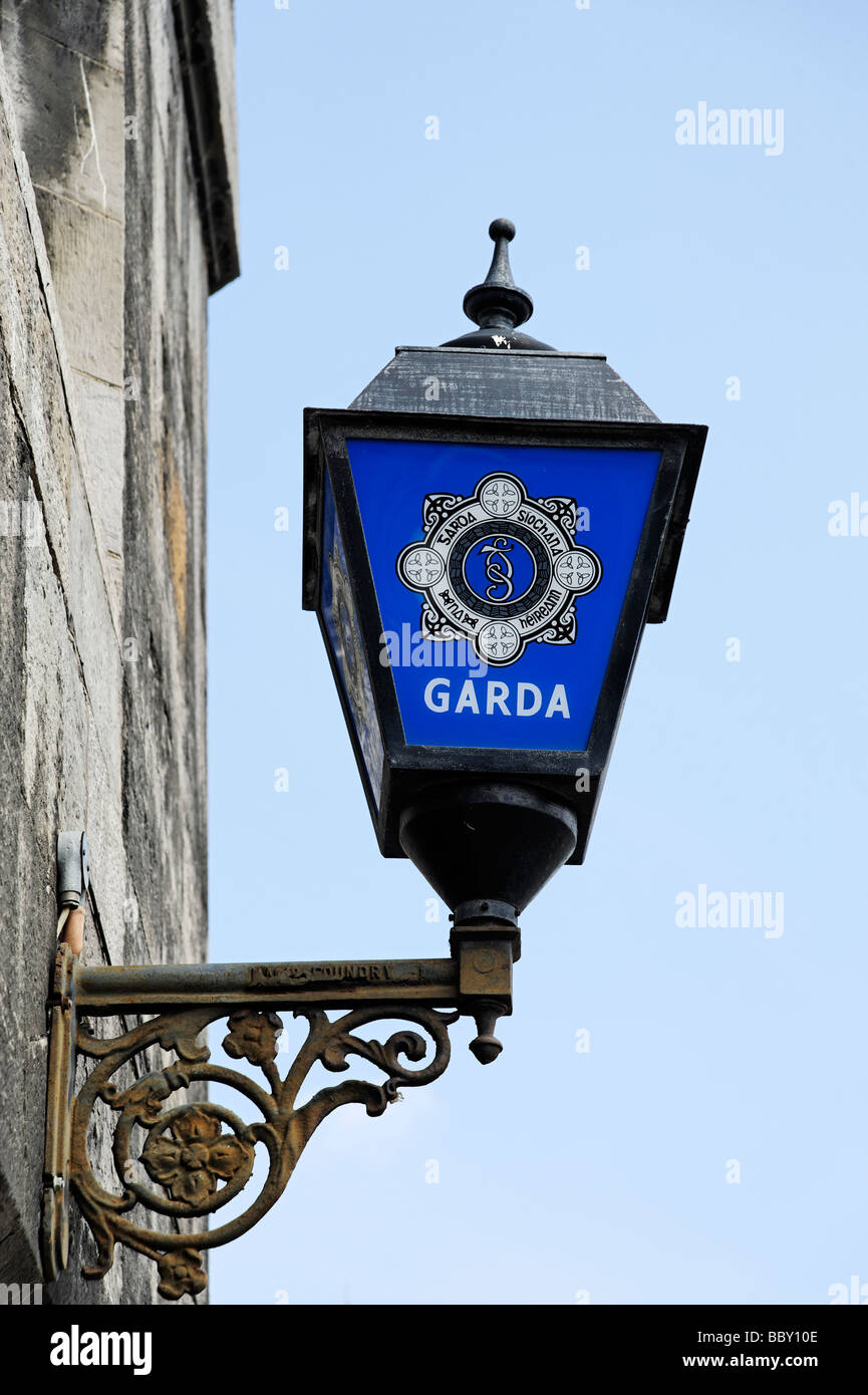 Irish Garda polizia segno lampada a Dublino Repubblica di Irlanda Foto Stock