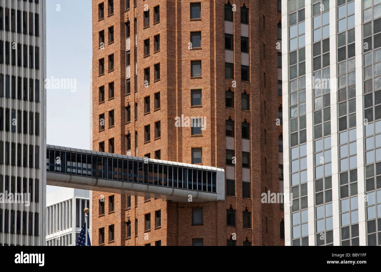 Ponte sopraelevato collega storici e moderni edifici a Detroit Foto Stock