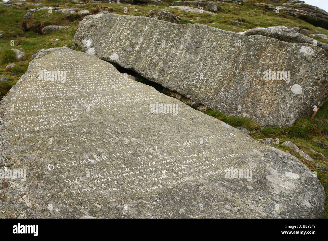 Dieci comandamento le pietre a Faro Buckand Dartmoor Devon, Inghilterra, Regno Unito. Le pietre sono in parte attraverso il processo di averlo ulteriormente tagliato hanno da muratori Foto Stock