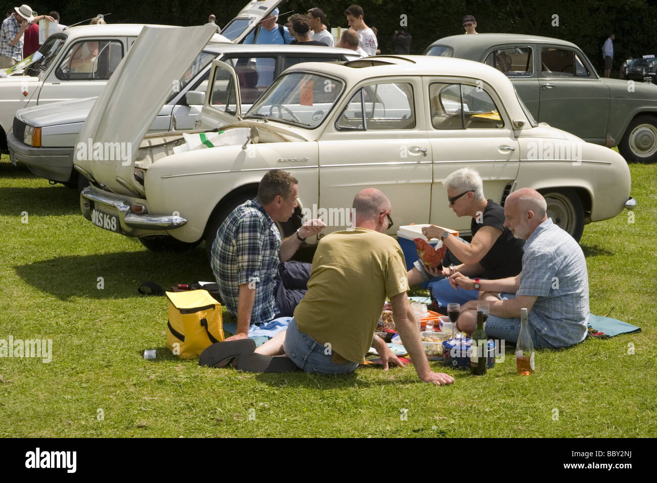 Gruppo di persone aventi un picnic al car show UK Foto Stock