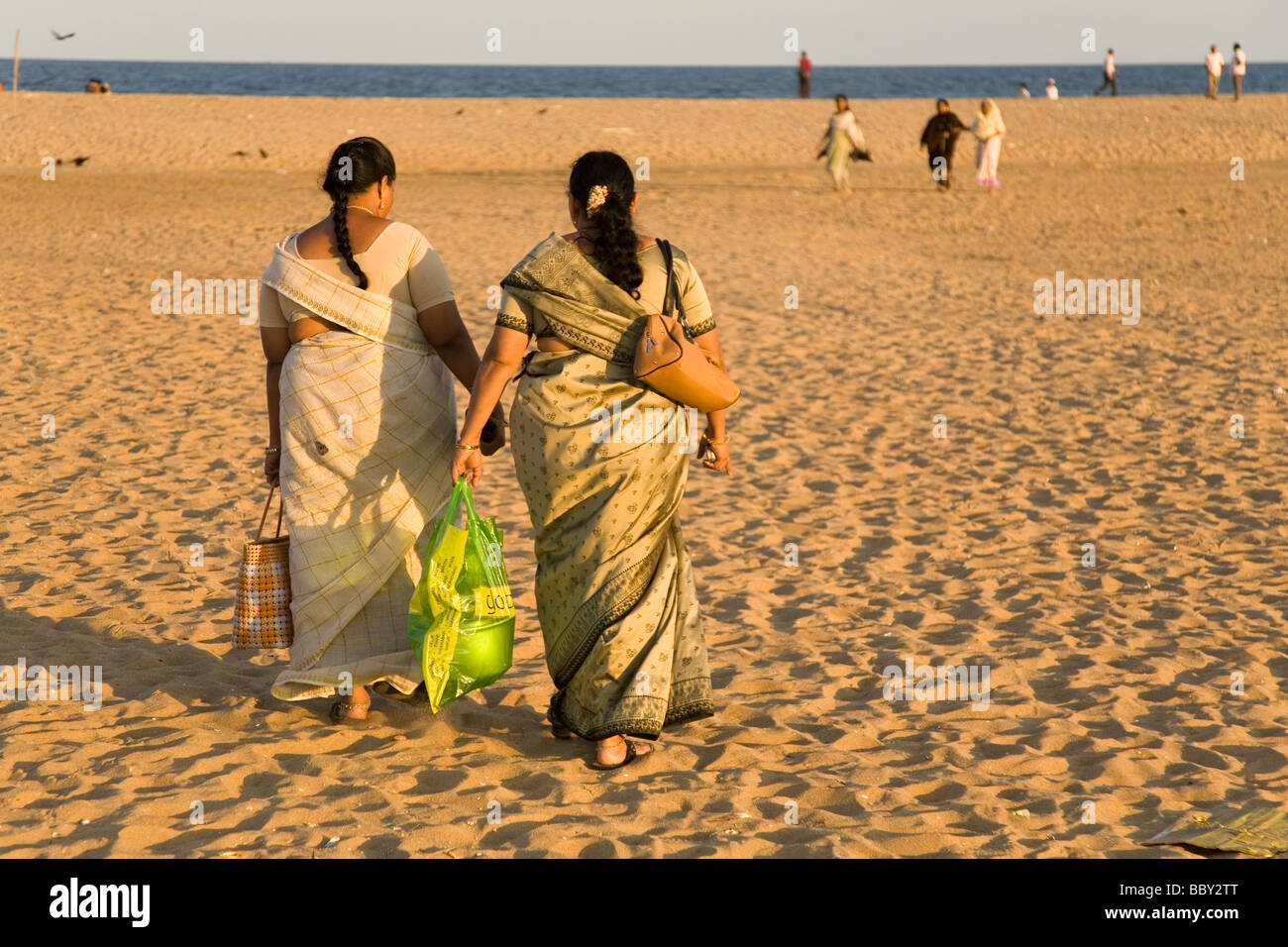 Due donne indiane sarees usura sulla spiaggia di Marina di Chennai, India. Foto Stock