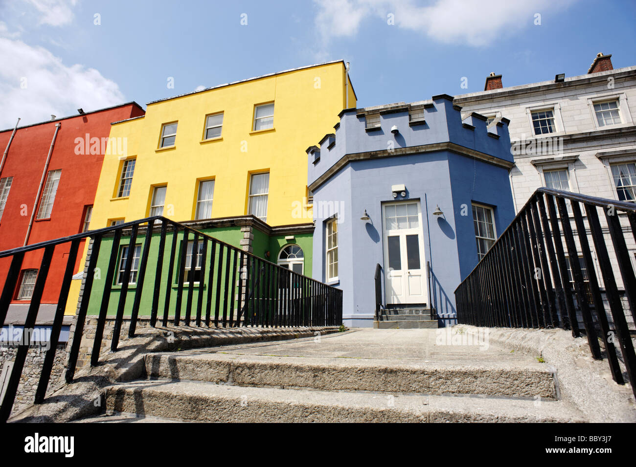 Verniciato colorato edifici esterni del Castello di Dublino Dublino Repubblica di Irlanda Foto Stock