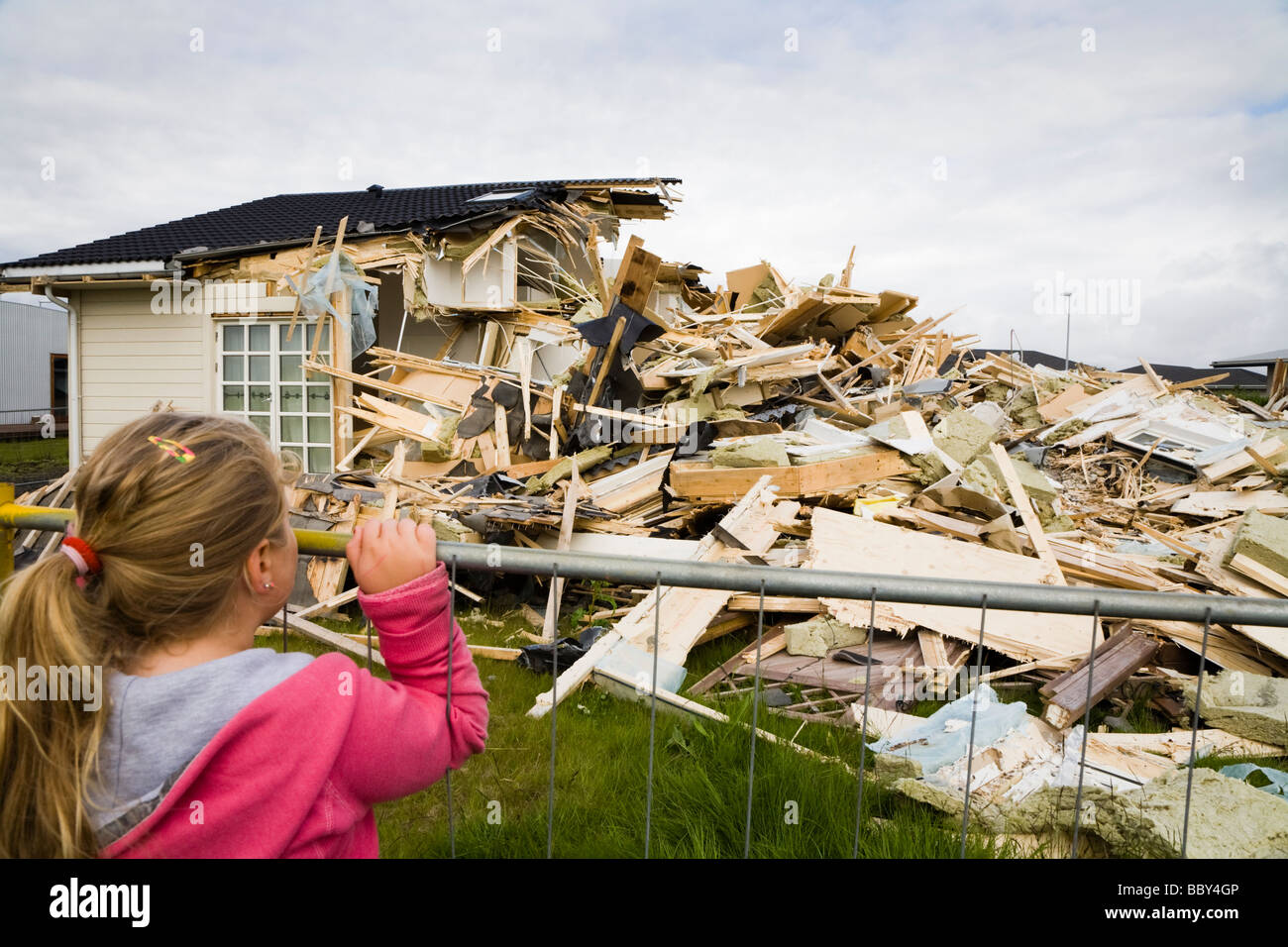 Proprietario di casa si strappa la sua casa giù, Islanda Alftanes mercoledì 17 giugno. La crisi finanziaria in Islanda è di prendere il suo pedaggio. Foto Stock