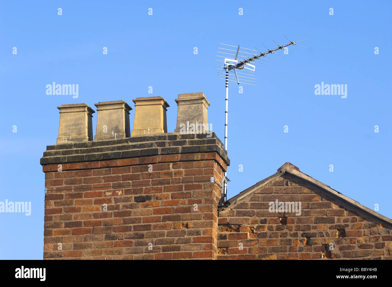 Antenna TV montata su casa camino. Foto Stock