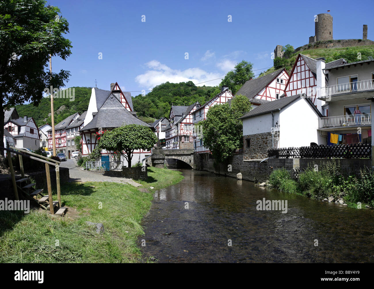 Semi-case con travi di legno nel villaggio di Monreal, Mayen-Koblenz district, Renania-Palatinato, Germania, Europa Foto Stock