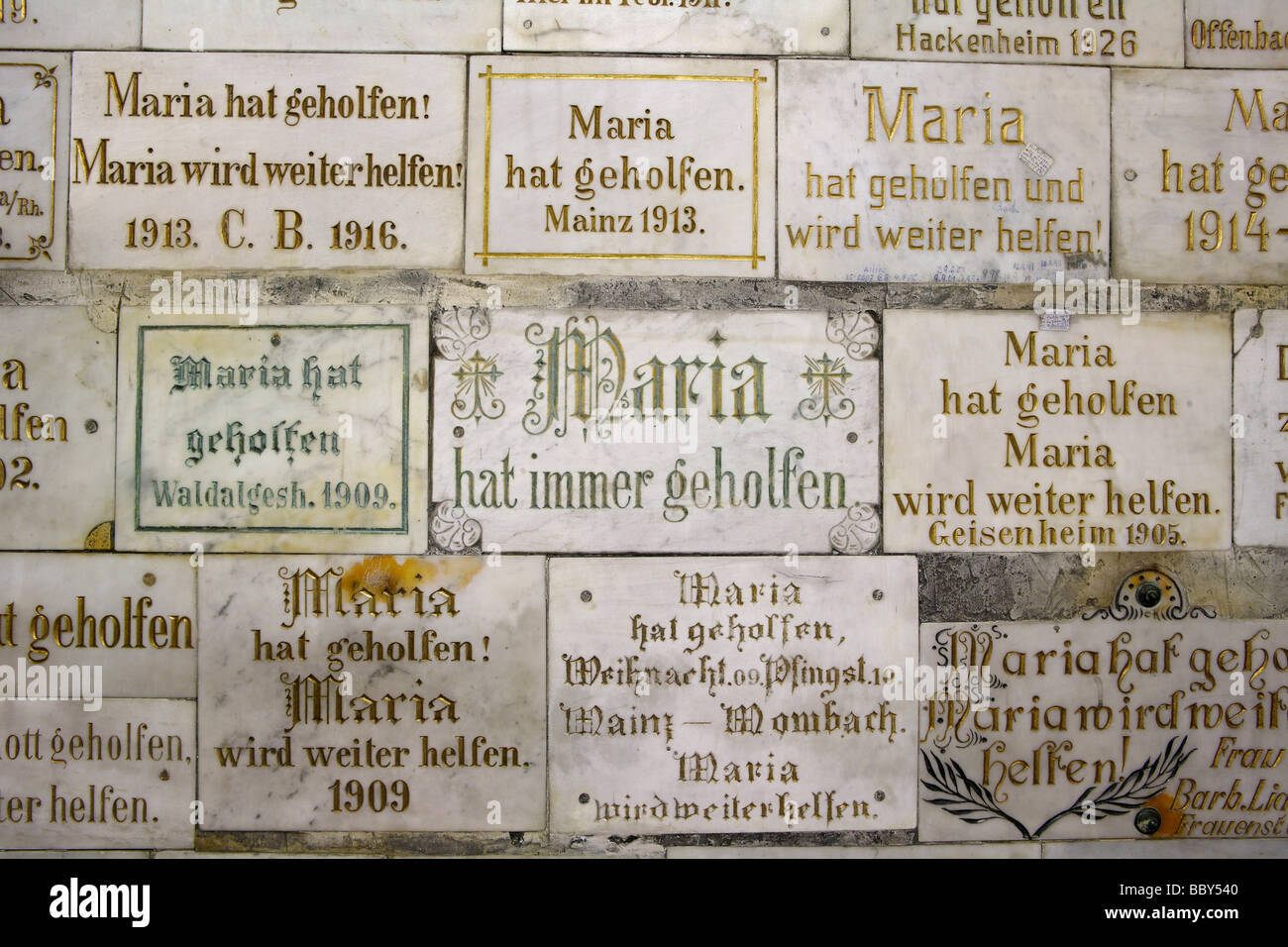 Maria ha aiutato, tavolette votive in Kloster Marienthal convento, Geisenheim, Hesse, Germania, Europa Foto Stock