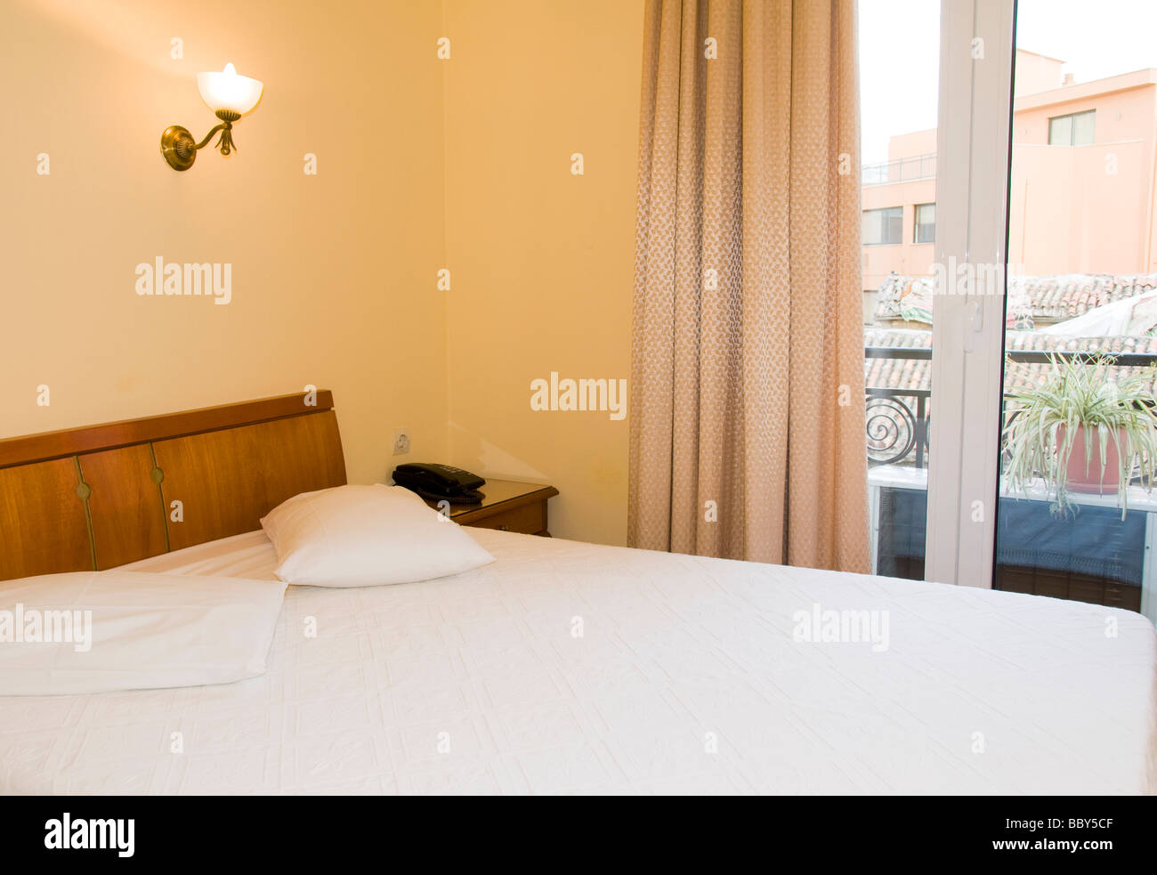 Tipico hotel a tre stelle camera con vista del vecchio tetto Atene GRECIA Foto Stock