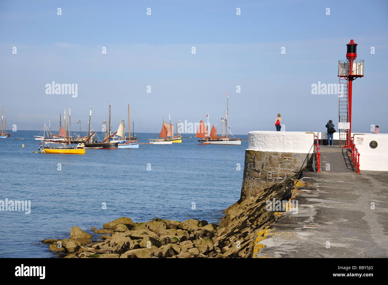 Vintage lugger barche e Pier, Looe Sagra del Mare, Looe, Cornwall, England, Regno Unito Foto Stock