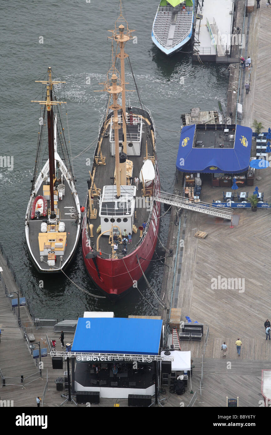 Le navi ancorate al South Street Seaport Foto Stock