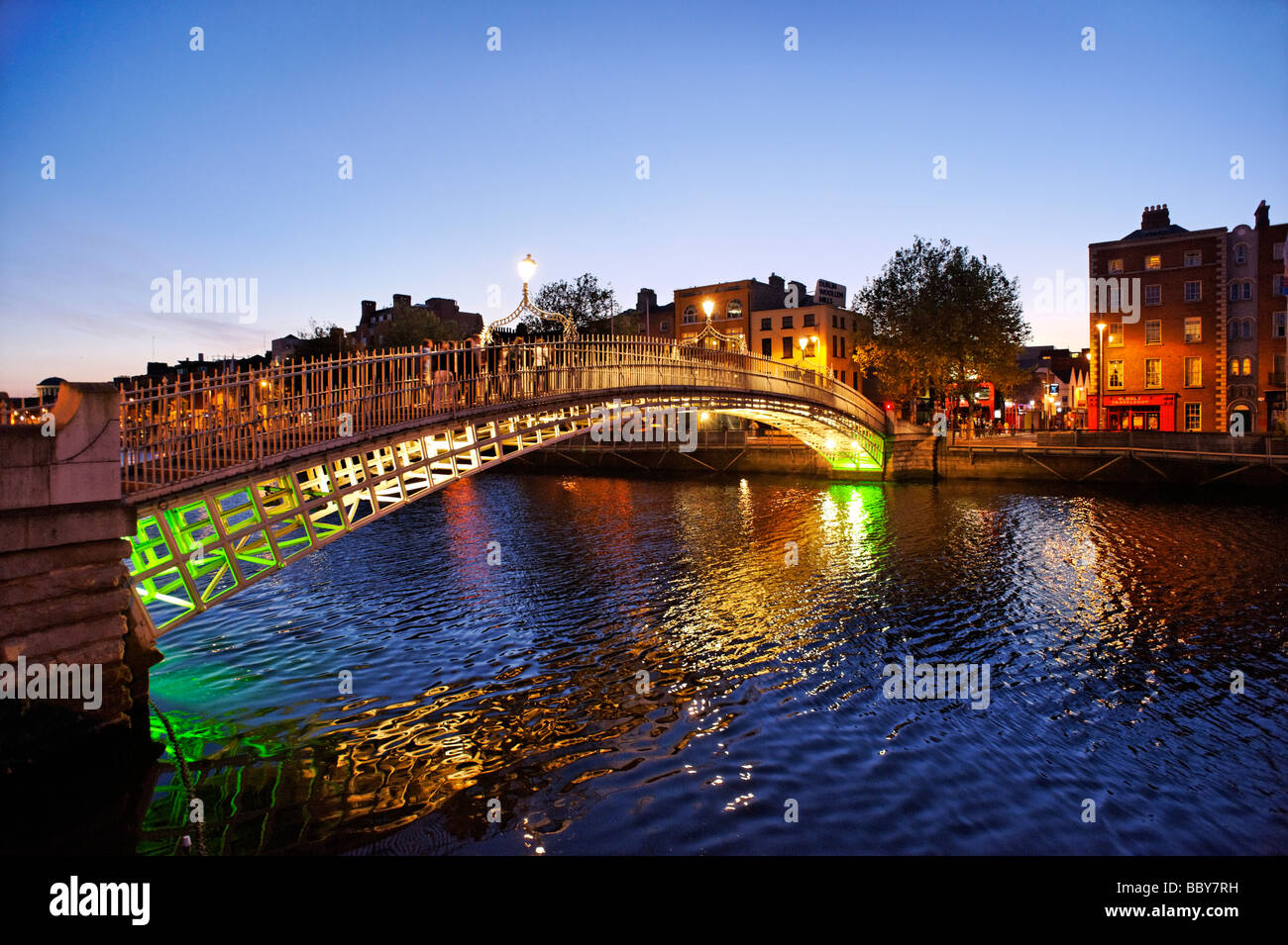 Ha Penny bridge guardando verso il basso Ormond Quay centrale di Dublino Repubblica di Irlanda Foto Stock