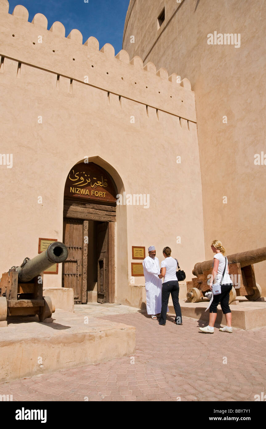 Il famoso forte di Nizwa nella città di Nizwa Sultanato di Oman Foto Stock